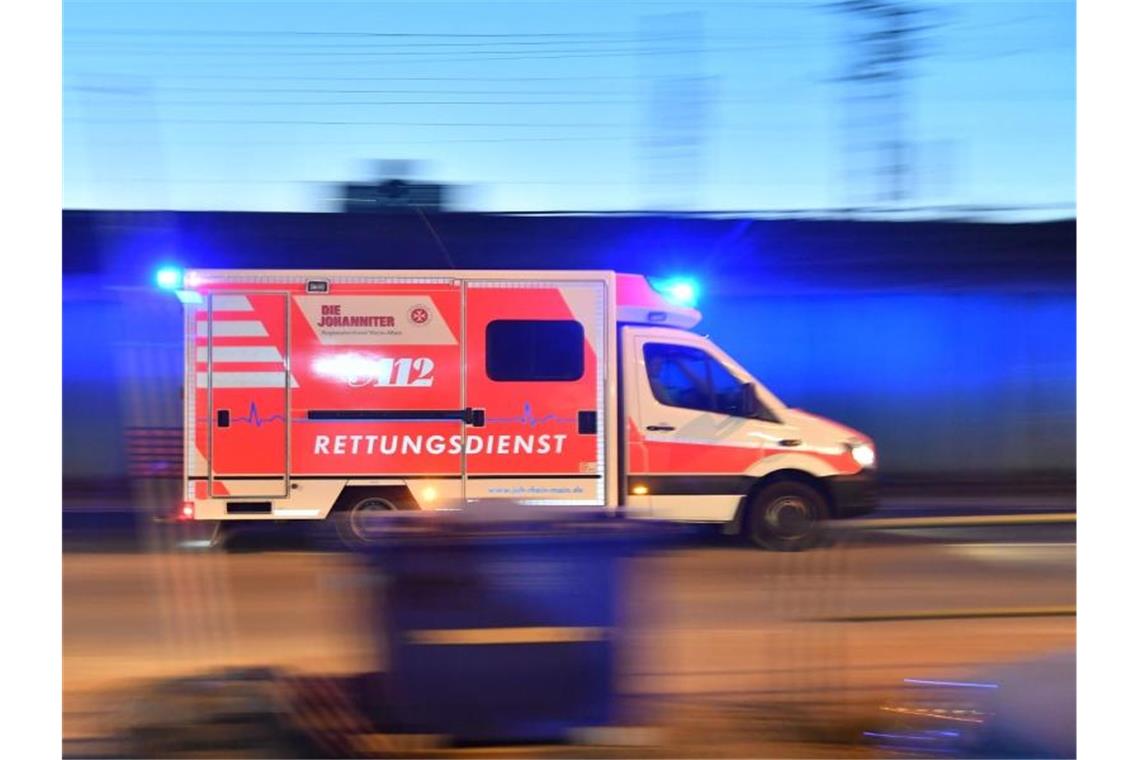 Ein Rettungswagen mit eingeschaltetem Blaulicht fährt auf einer Straße. Foto: Boris Roessler/dpa/Symbolbild