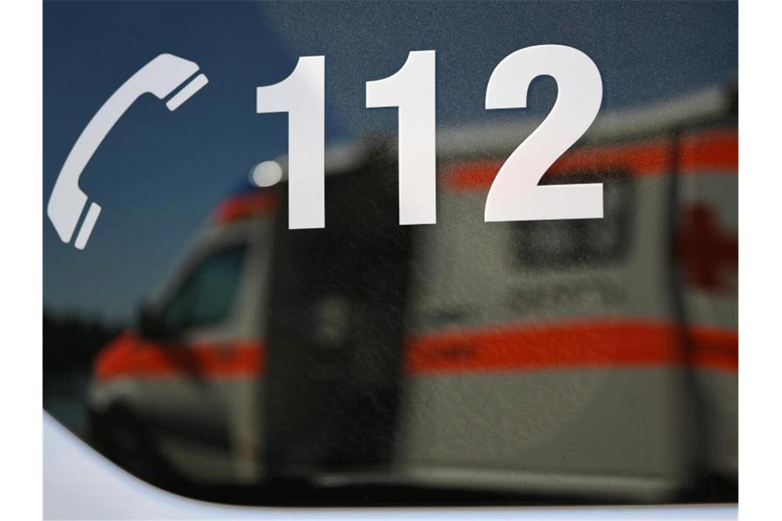 Ein Rettungswagen spiegelt die Aufschrift "112". Foto: Patrick Seeger/dpa/Symbolbild