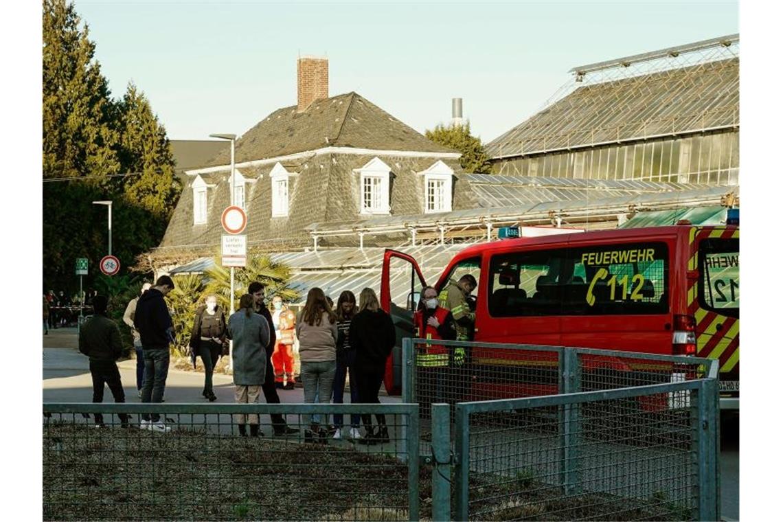 Polizeigewerkschaft rät nach Amoklauf, Hilfe anzunehmen Ein Rettungswagen steht am Gelände des Botanischen Gartens der Heidelberger Universität. Foto: Uwe Anspach/dpa