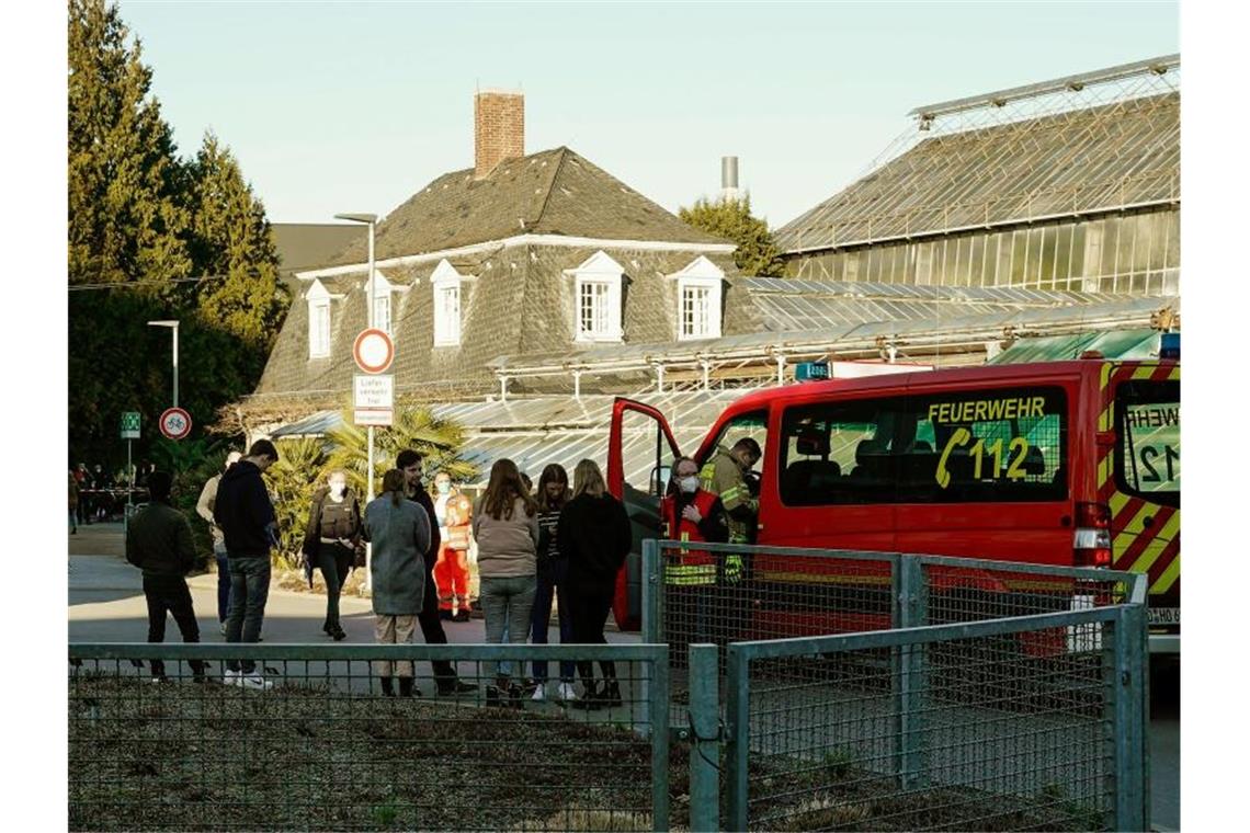 Ein Rettungswagen steht am Gelände des Botanischen Gartens der Heidelberger Universität. Foto: Uwe Anspach/dpa