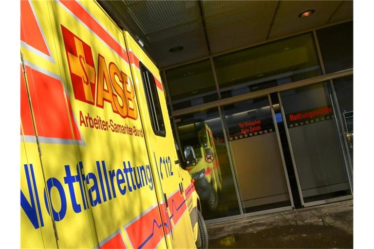 Ein Rettungswagen steht bereit. Foto: Jens Kalaene/zb/dpa/Archivbild