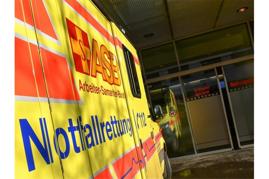 52-Jährige bei Unfall auf der Autobahn 7 schwer verletzt Ein Rettungswagen steht bereit. Foto: Jens Kalaene/zb/dpa