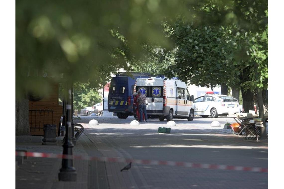 Geiselnahme in der Ukraine endet ohne Tote Ein Rettungswagen und Einsatzauto der Polizei stehen am Tatort einer Geiselnahme. Foto: -/Ukrinform/dpa