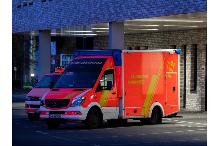 Ein Rettungswagen vor der Notaufnahme: Die 7-Tage-Inzidenz der Neuinfektionen mit dem Corona-Virus hat mit über 200 den höchsten Wert seit Beginn der Corona-Pandemie erreicht. Foto: Julian Stratenschulte/dpa