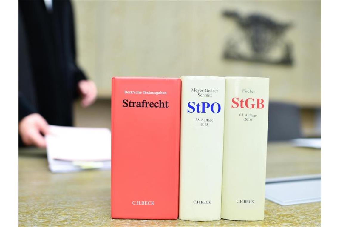 Mann soll Kinder missbraucht haben Ein Richter legt in einem Verhandlungssaal des Landgerichts eine Akte auf die Richterbank. Foto: Uwe Anspach/dpa