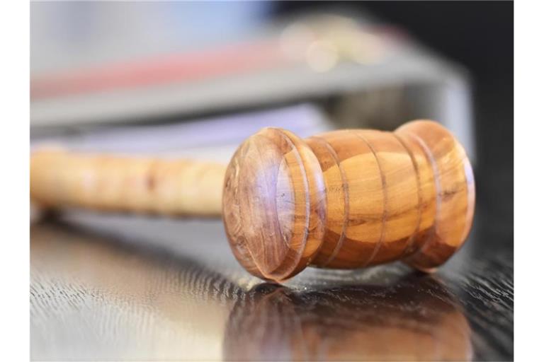 Ein Richterhammer aus Holz liegt auf einem Tisch. Foto: Uli Deck/Archivbild