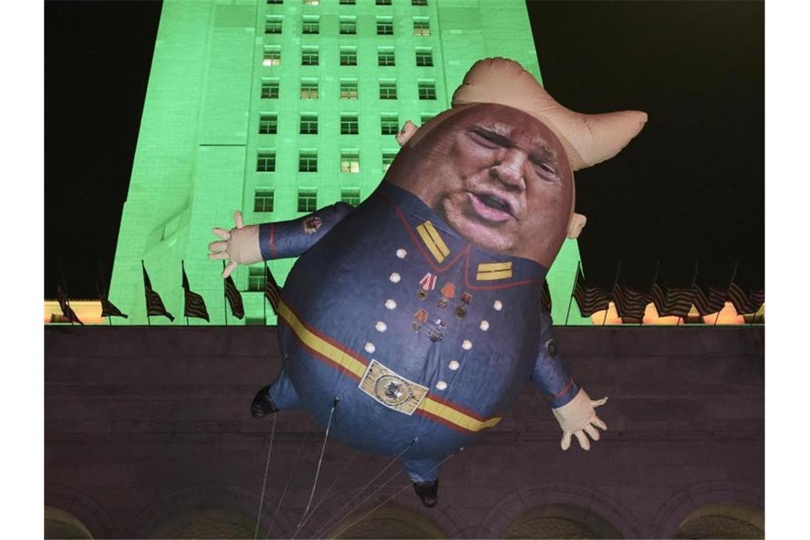 Hitzige Debatte im US-Kongress vor Impeachment-Votum Ein Riesenballon, der Trump darstellen soll, schwebt vor dem Rathaus in Los Angeles. Foto: Damian Dovarganes/AP/dpa
