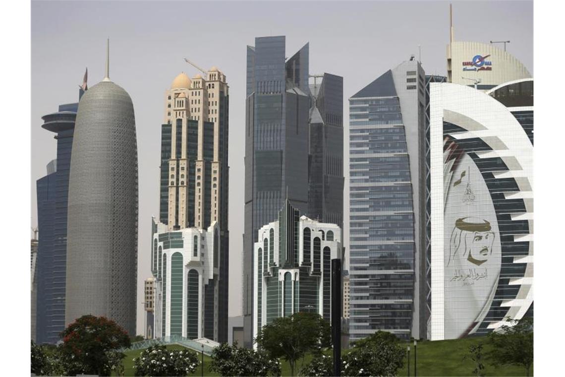 Ein riesiges Bild des Emirs von Kuwait, Scheich Tamim bin Hamad Al Thani, schmückt einen Wolkenkratzer. Mehr als drei Jahre nach dem Beginn einer Blockade gegen Katar legen Saudi-Arabien und seine Verbündeten ihren Streit mit dem Emirat bei. Foto: Kamran Jebreili/AP/dpa
