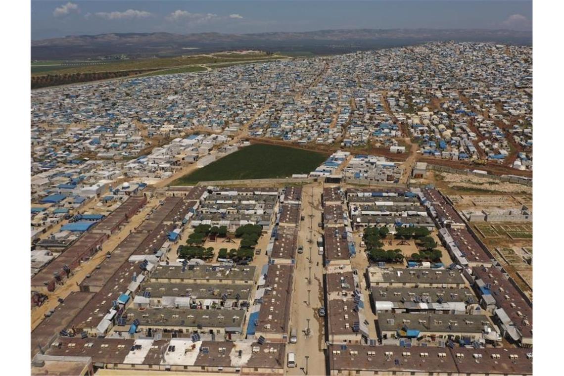Ein riesiges Flüchtlingslager auf der syrischen Seite der Grenze zur Türkei in der Nähe der Stadt Atma in der Provinz Idlib. Foto: Ghaith Alsayed/AP/dpa