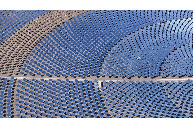 Ein riesiges Solarkraftwerk in der chinesischen Wüstenregion Xinjiang. Nach einer Studie der Unternehmensberatung BCG und des Weltwirtschaftsforums hat China dem Westen die technologische Führung in der Umwelttechnologie abgenommen (Archiv)