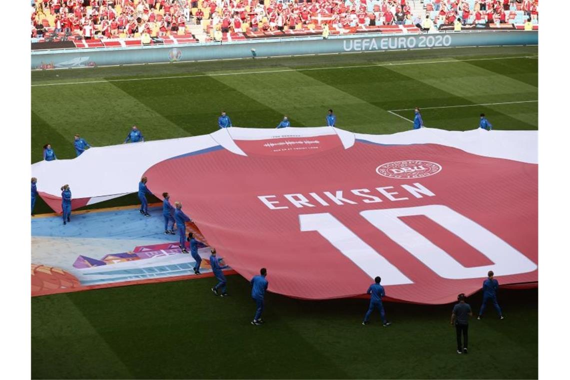 Dänemark verzückt: Sieg gegen Wales und Party in Amsterdam Ein riesiges Trikot des dänischen Spielers Eriksen wird vor dem Beginn des Spiels über das Feld getragen. Foto: Koen Van Weel/EPA Pool/dpa