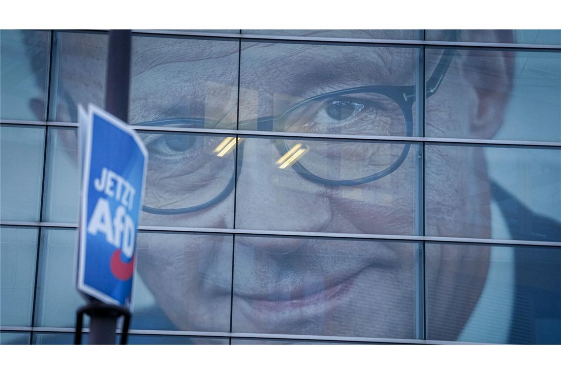 Migrationsstreit wird zur Merz-Debatte Ein riesiges Wahlplakat mit dem Konterfei von Friedrich Merz, CDU Bundesvorsitzender und CDUCSU Fraktionsvorsitzender im Bundestag, ist an der CDU-Parteizentrale hinter einem Wahlplakat der AfD zu sehen. Im Bundestag wird über ein „Zustrombegrenzungsgesetz“ der Unionsparteien entschieden.