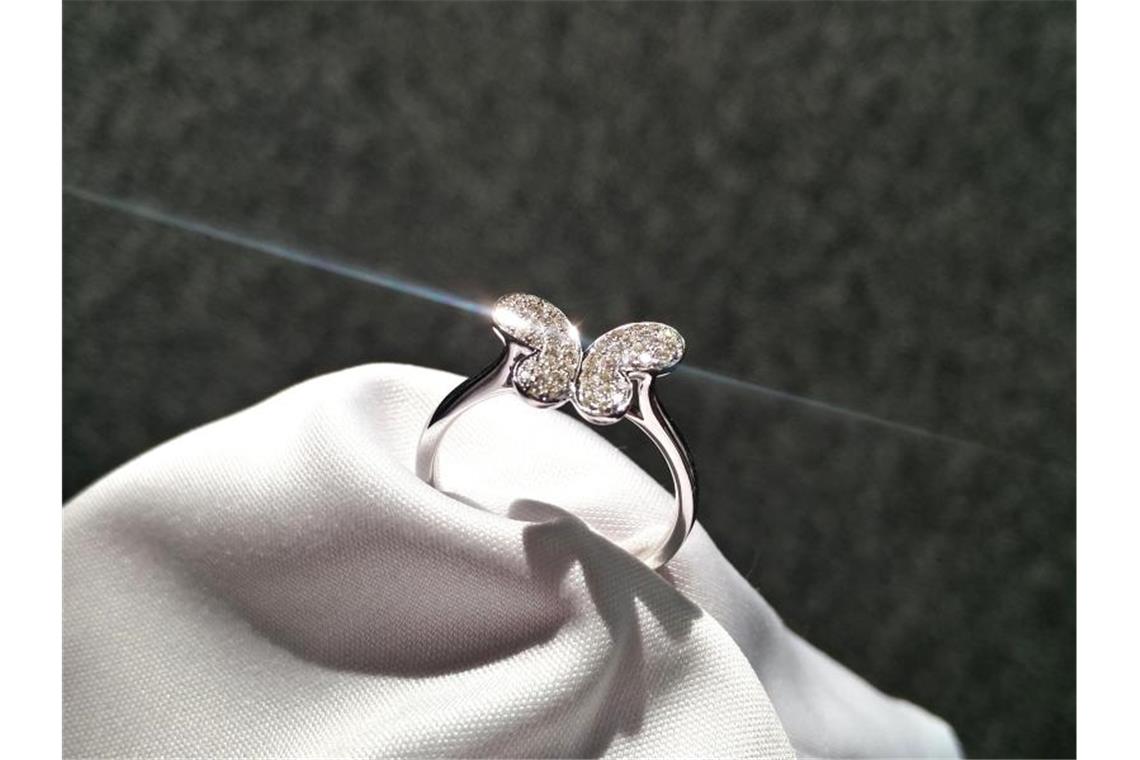 Ein Ring mit einem natürlichen Diamanten. Foto: Diamant Agentur GmbH /dpa