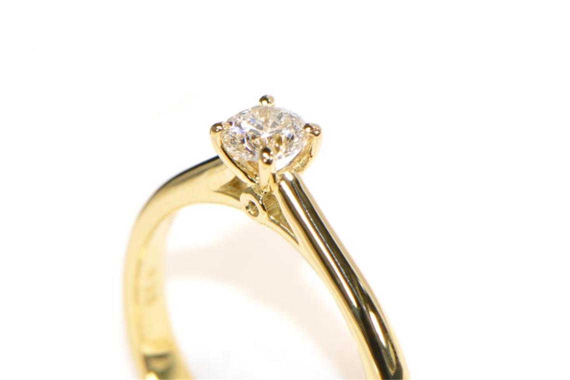 Ein Ring mit einem synthetischen Diamanten. Foto: Diamant Agentur GmbH /dpa