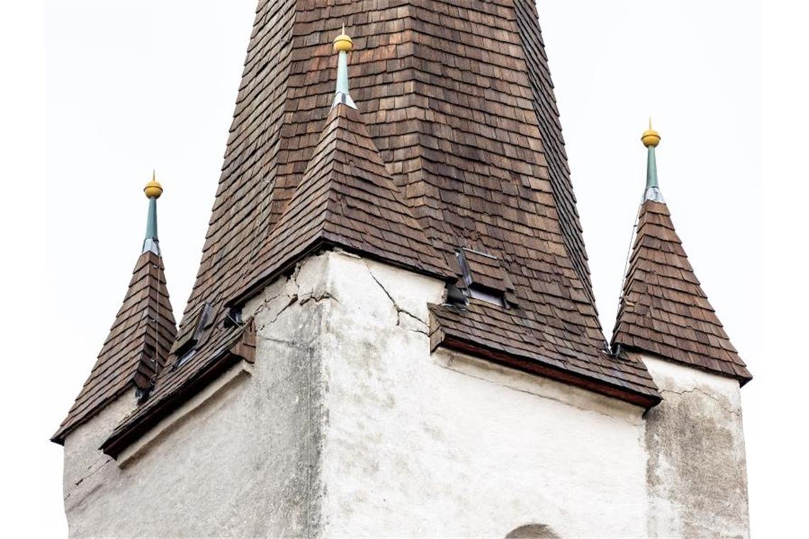 Schäden nach Unwetter in Bayern Ein Riss ist kurz unterhalb des Daches am Halfinger Kirchturm zu sehen. Foto: Matthias Balk/dpa