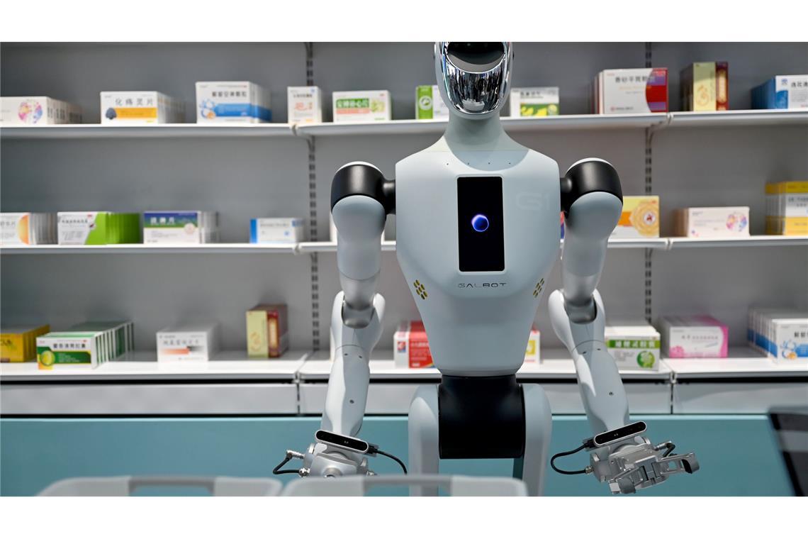 Bilder des Tages Ein Roboter vom Modell "Galbot" steht vor einem Regal mit Medikamenten. China will die Entwicklung von humanoiden Robotern vorantreiben.