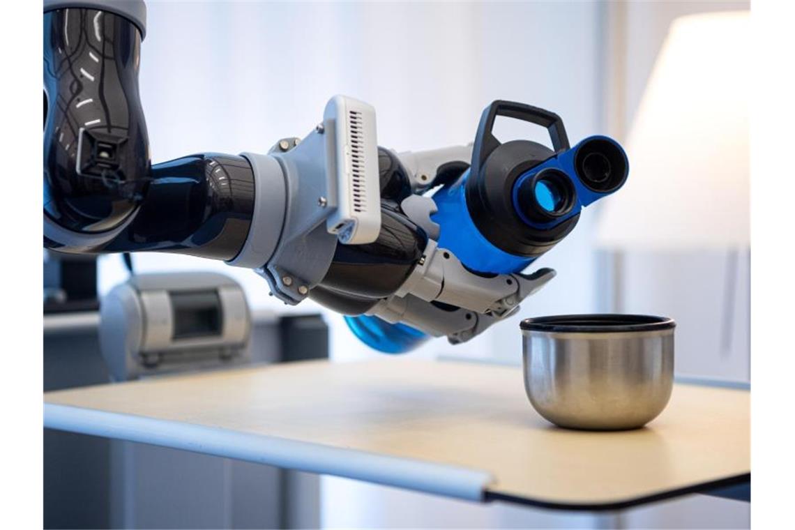EU soll Speerspitze bei Künstlicher Intelligenz werden Ein Roboterarm gießt bei einem Versuchsaufbau am Deutschen Forschungszentrum für Künstliche Intelligenz Wasser in einen Becher. Foto: Sina Schuldt/dpa