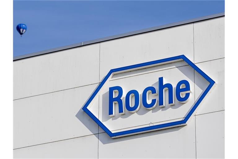 Ein Roche-Logo am Sitz der Roche Diagnostics International AG im schweizer Kanton Zug. Foto: Urs Flueeler/KEYSTONE/dpa/Symbolbild