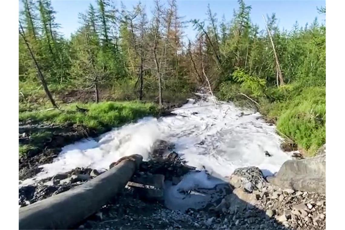 Ein Rohr leitet Flüssigabfälle des Nickelproduzenten Nornickel in einen Fluss. Foto: Elena Kostyuchenko/Elena Kostyuchenko, Novaya Gazeta/AP/dpa