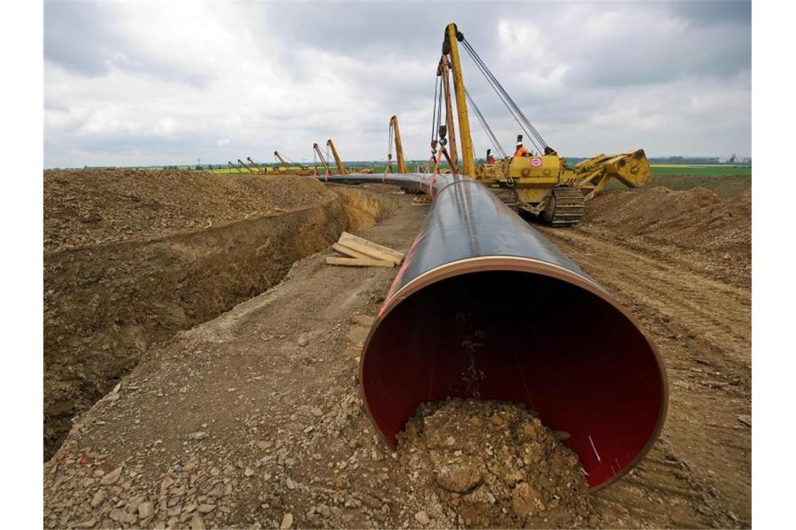 Gas-Streit mit Polen: Deutschland droht Niederlage vor EuGH Ein Rohrstück für die Pipeline-Verlänung Opal wird im sächsischen Reinersdorf mit Hilfe von Seitenbaumkränen ins Erdreich verlegt (Archiv). Foto: Arno Burgi/dpa-Zentralbild/dpa