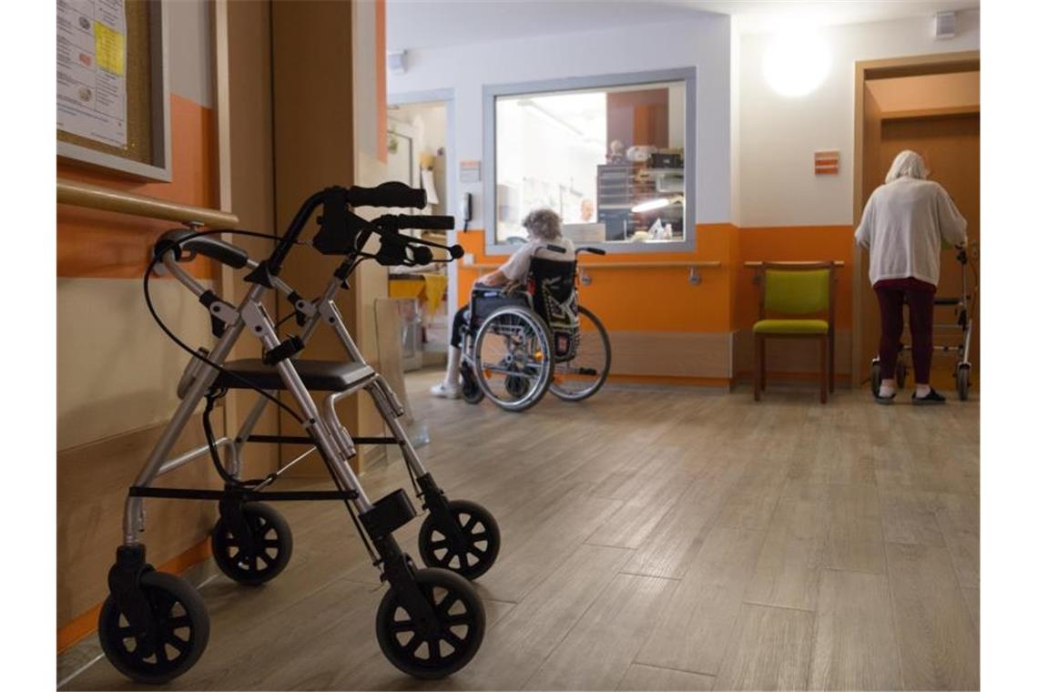 Bundesgericht: Honorarpfleger sind nicht selbstständig Ein Rollator im Flur eines Altenheims. Foto: Monika Skolimowska/Archivbild