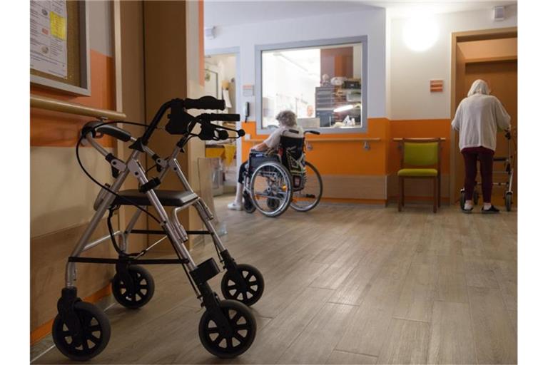 Ein Rollator im Flur eines Altenheims. Foto: Monika Skolimowska/Archivbild