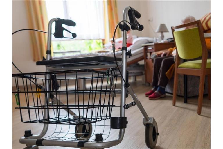 Ein Rollator steht im Zimmer einer älteren Frau. Foto: Monika Skolimowska/zb/dpa