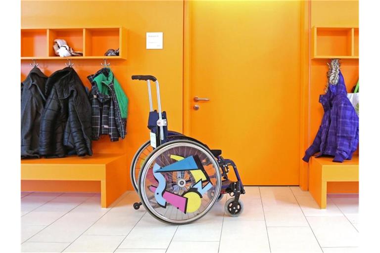 Ein Rollstuhl steht vor einem Klassenzimmer. Foto: Jan Woitas/dpa-Zentralbild/dpa/Symbolbild