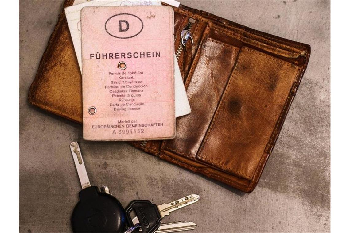 Ein „rosa Führerschein“ liegt auf einem Portemonnaie. Foto: Andreas Arnold/dpa/Symbolbild