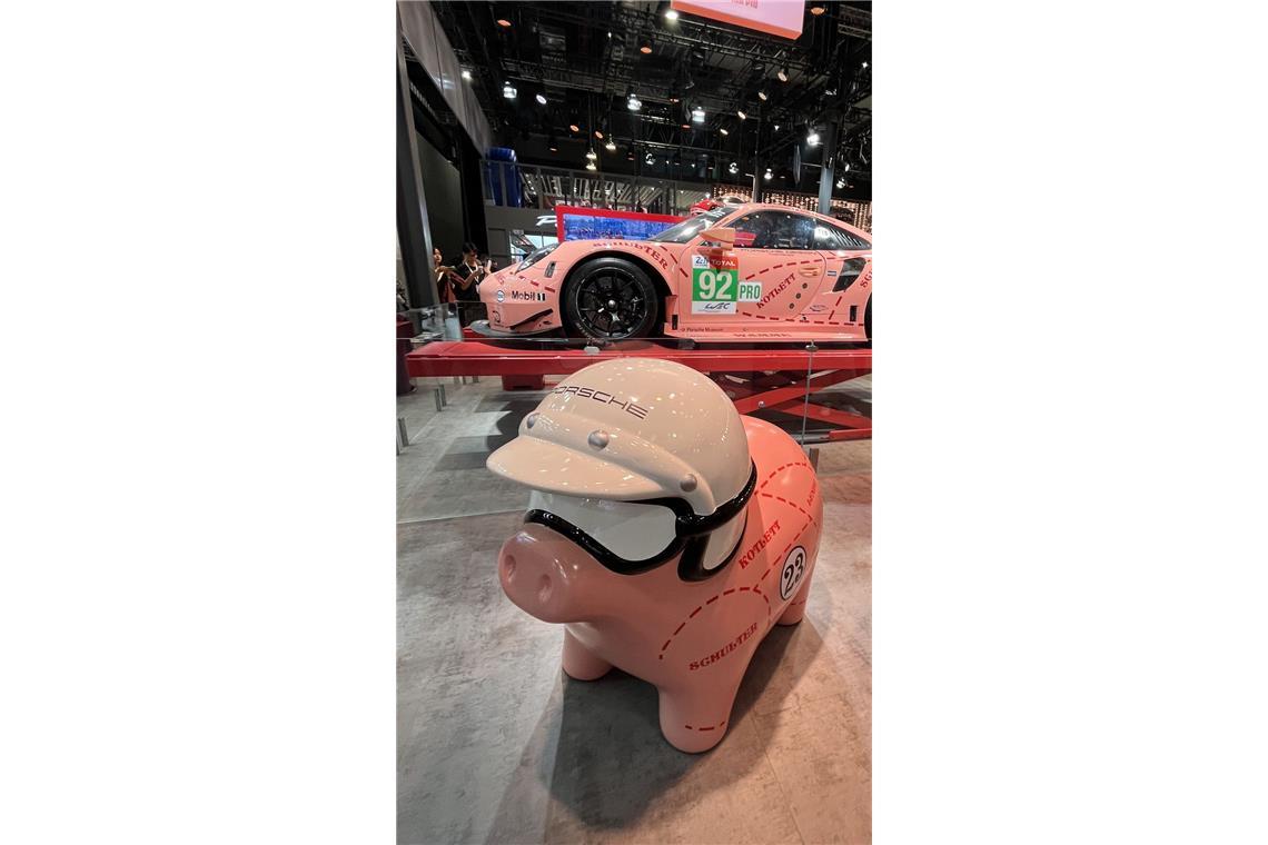 Im Wettlauf um autonomes Fahren gilt für Mercedes „Sicherheit vor Tempo“ Ein rosa Porsche 911 und ein Schweinchen. Was beim einen die Schulter, ist beim anderen der Kotflügel.