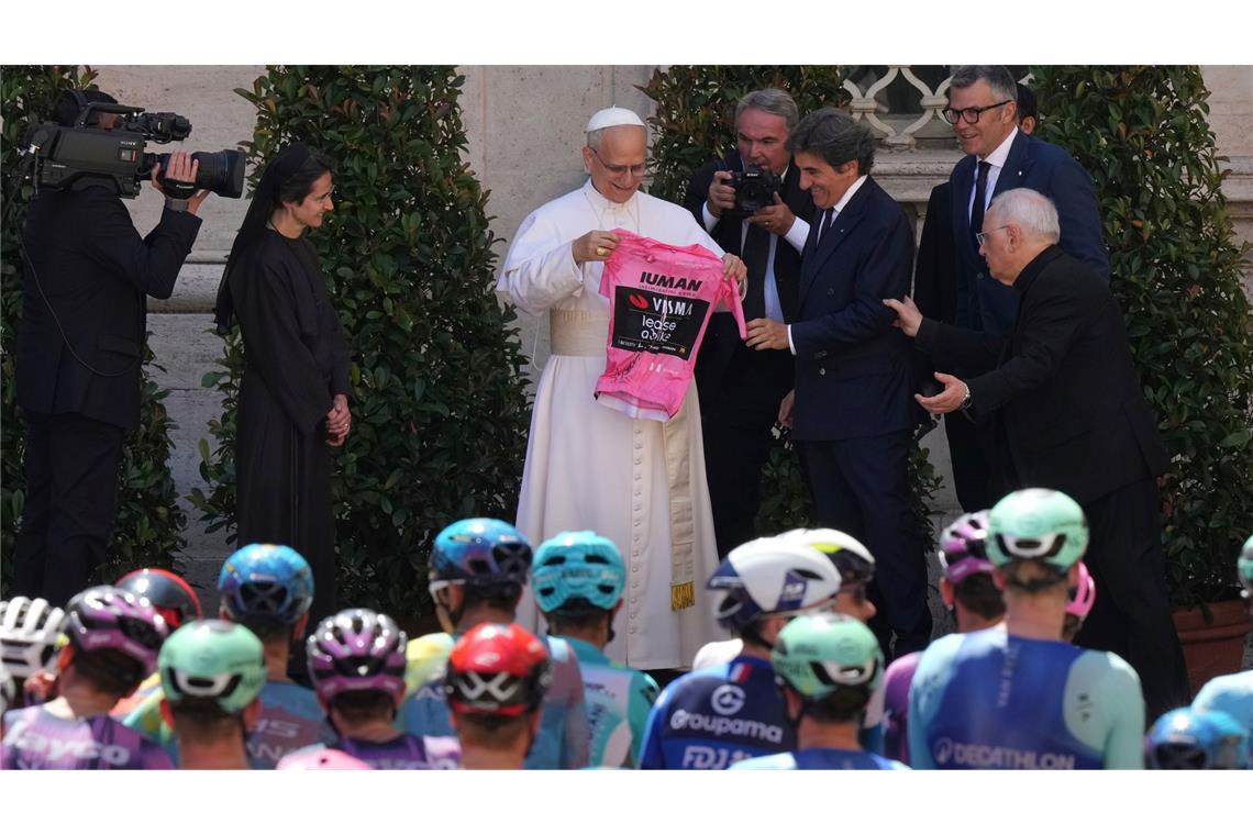 Bilder des Tages Ein Rosa Trikot für Papst Leo XIV vor dem offiziellen Start der letzten Etappe des Giro d'Italia in Vatikanstadt