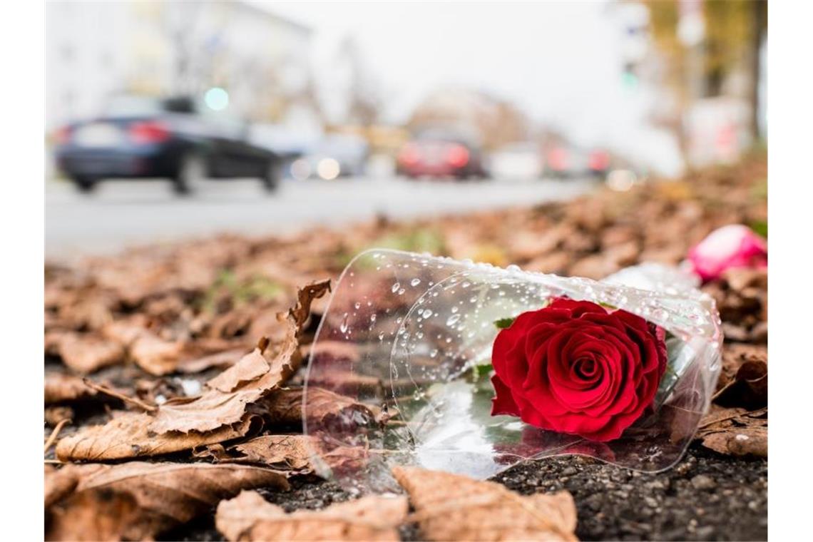 Ein Rose erinnert an der Unfallstelle an den Unfalltod des 14-Jährigen. Foto: Matthias Balk/dpa