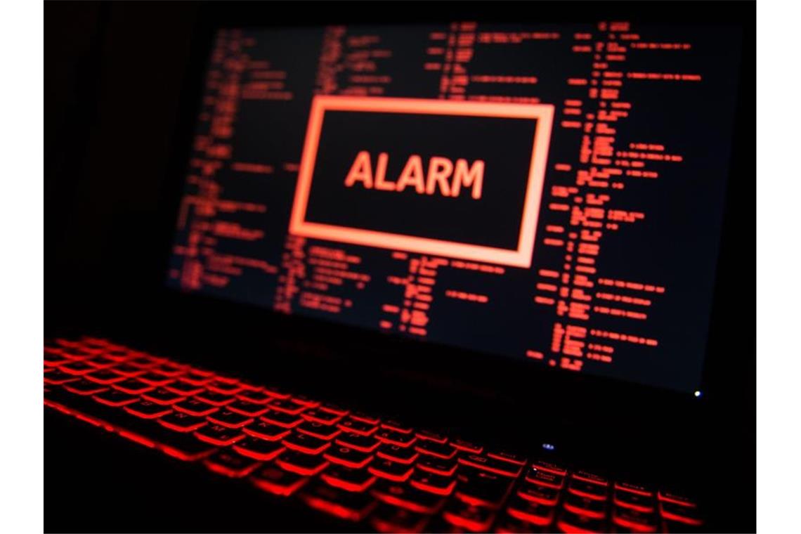 Experte rät wegen Cyberattacken zu analogen Notfallplänen Ein rot beleuchteter Computer zeigt eine fiktive Fehlermeldung an (gestellte Szene). Foto: Lino Mirgeler/dpa/Illustration