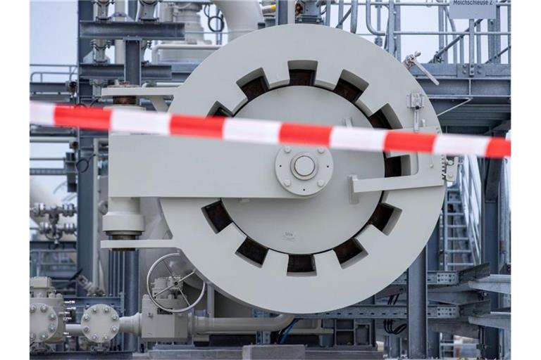 Ein rot-weißes Absperrband hängt vor der sogenannten „Molchstation“ in der Gasanlandestation von Nord Stream 2. Foto: Jens Büttner/dpa-Zentralbild/dpa