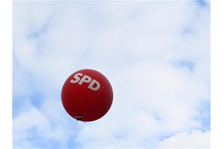 Ein roter Luftballon mit der Aufschrift „SPD“ schwebt bei einem SPD-Wahlkampftermin am Himmel. Foto: Bernd Weißbrod/dpa/Archiv