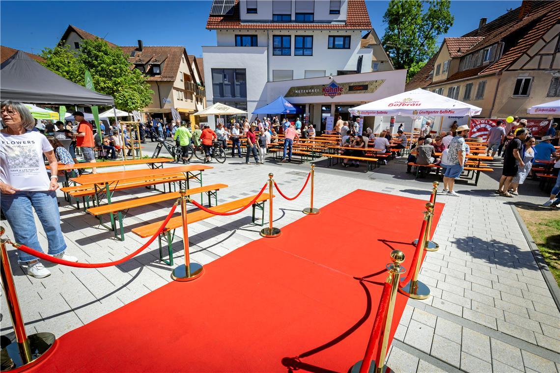 Ein roter Teppich führt in die Zahnarztpraxis. 