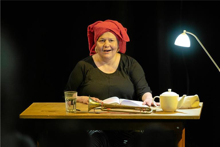 Ein rotes Handtuch, eine hellbeige Rentnerkappe, eine Teekanne und eine Fanfarentrompete unterstützen Leslie Roehm bei ihrem Spiel. Foto: Alexander Becher 