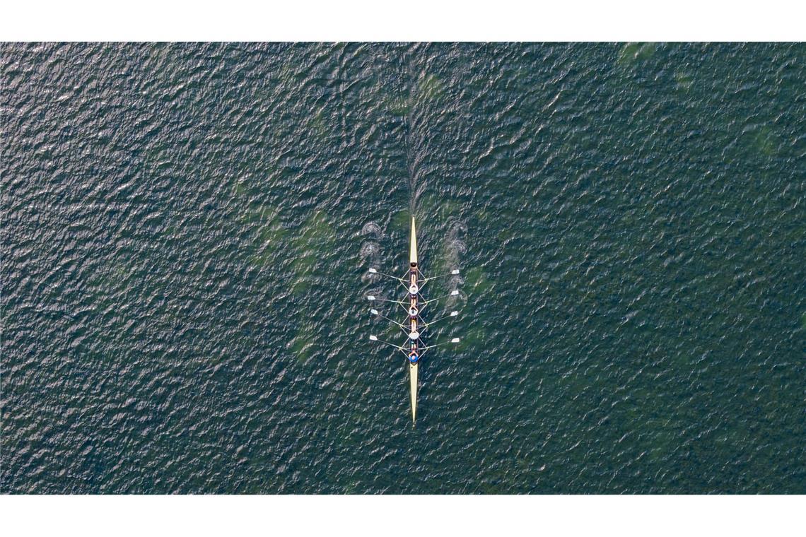 Bilder des Tages Ein Ruderboot fährt über den Maschsee.