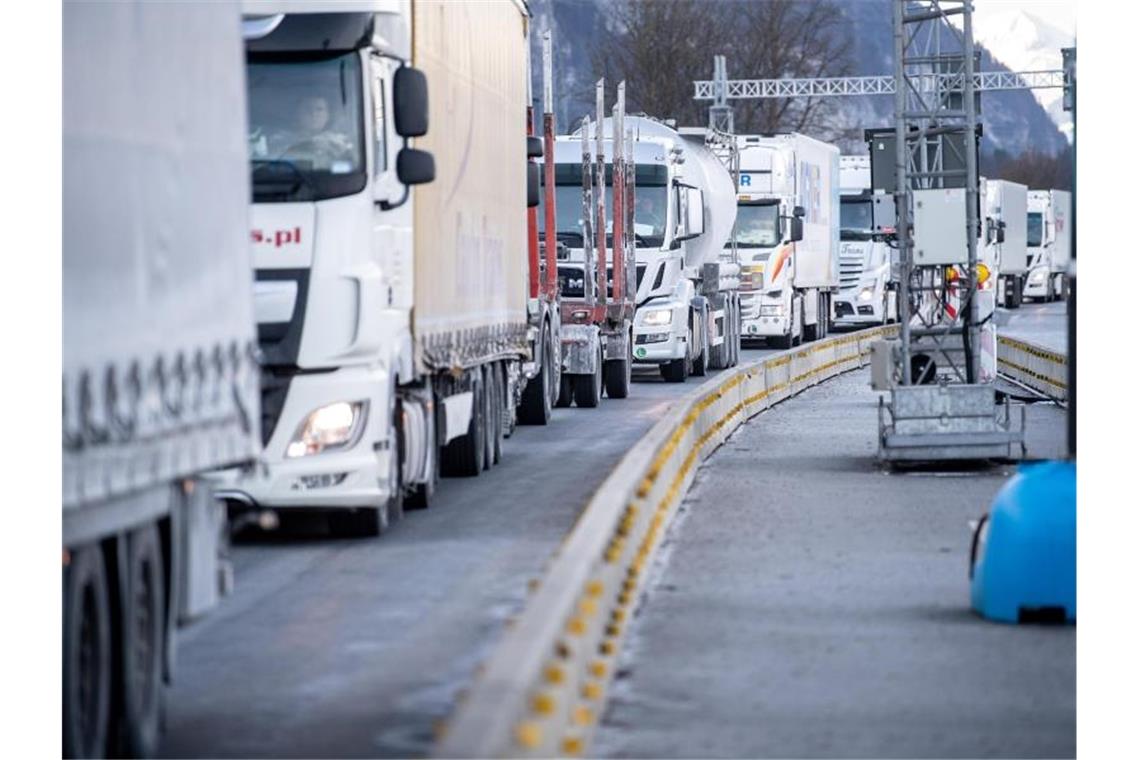 Ein Rückstau aus Lastkraftwagen hat sich am deutsch-österreichischen Grenzübergang bei Kiefersfelden gebildet. Foto: Matthias Balk/dpa