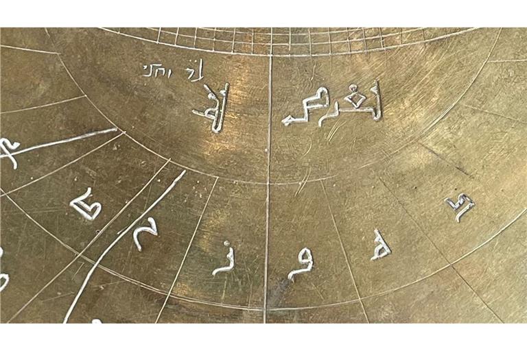 Ein rund 1.000 Jahre altes Astrolabium weist Gravuren in arabischer und hebräischer Schrift auf, außerdem eingeritzte Ziffern, die auf den Gebrauch der lateinischen Schrift hinweisen.
