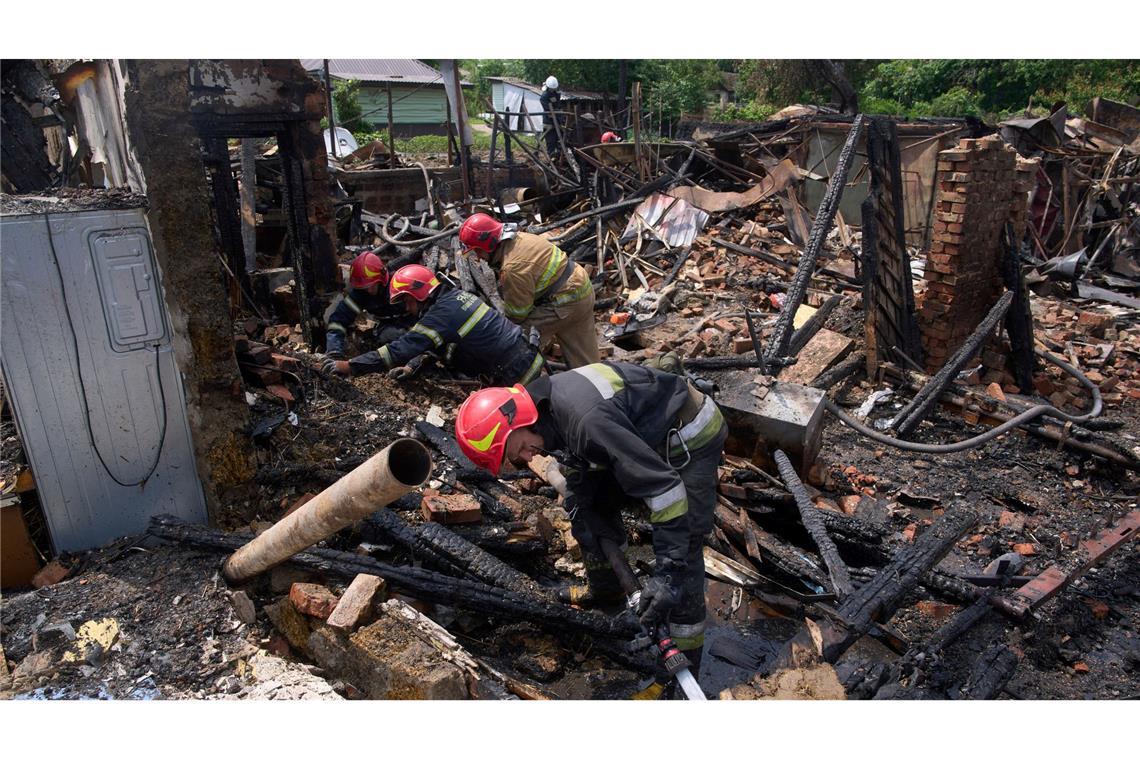 Bilder des Tages Ein russischer Drohnenangriff hat wieder ein Haus in der Ukraine zerstört.