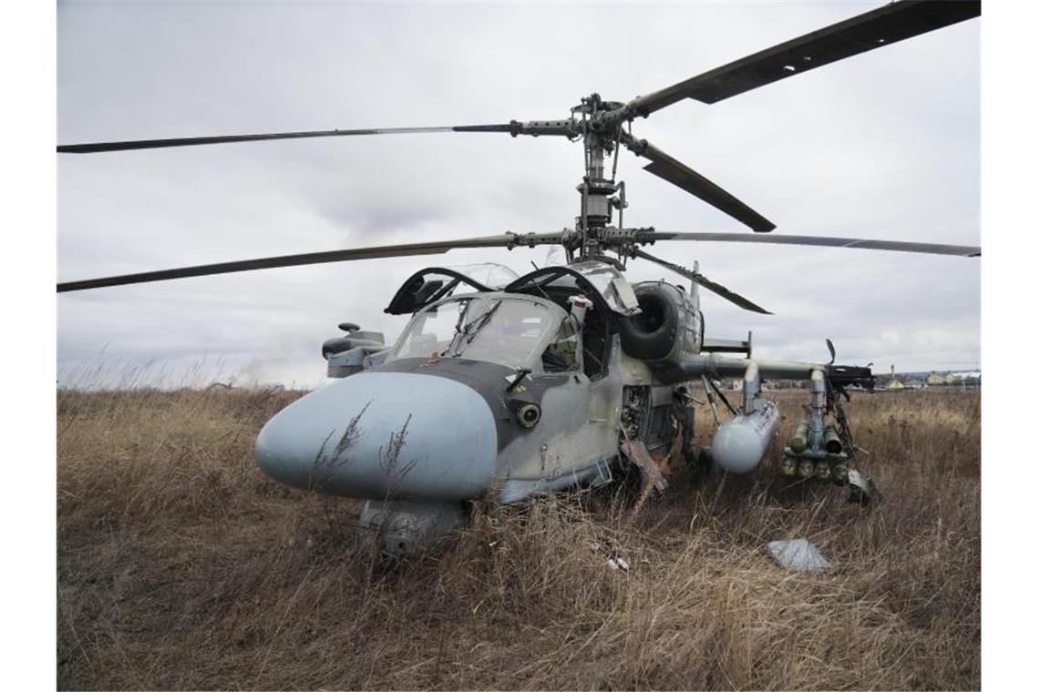 London: „Schwere Verluste“ der russischen Armee Ein russischer Ka-52-Kampfhubschrauber steht nach einer Notlandung außerhalb Kiews auf einem Feld. (Aufnahme vom 24. Februar). Foto: Efrem Lukatsky/AP/dpa