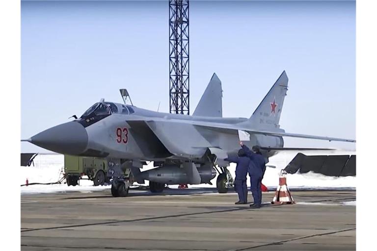 Ein russischer Kampfjet vom Typ MiG-31 bestückt mit der „Kinschal“. Foto: Uncredited/Russian Defense Ministry Press Service/AP/dpa