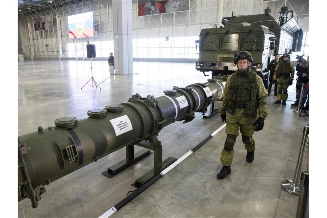 Weniger aber modernere Atomwaffen auf der Welt Ein russischer Offizier geht an dem neuen Marschflugkörper vom Typ 9M729 (Nato-Code: SSC-8) entlang. SSC-8 soll in der Lage sein, Marschflugkörper abzufeuern, die sich mit Atomsprengköpfen bestücken lassen und mehr als 2000 Kilometer weit fliegen können. Foto: Pavel Golovkin/AP