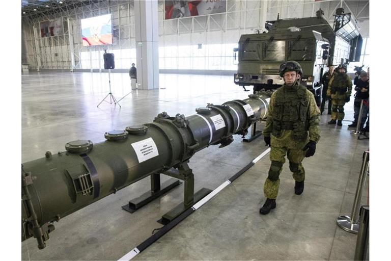Ein russischer Offizier geht an dem neuen Marschflugkörper vom Typ 9M729 (Nato-Code: SSC-8) entlang. SSC-8 soll in der Lage sein, Marschflugkörper abzufeuern, die sich mit Atomsprengköpfen bestücken lassen und mehr als 2000 Kilometer weit fliegen können. Foto: Pavel Golovkin/AP