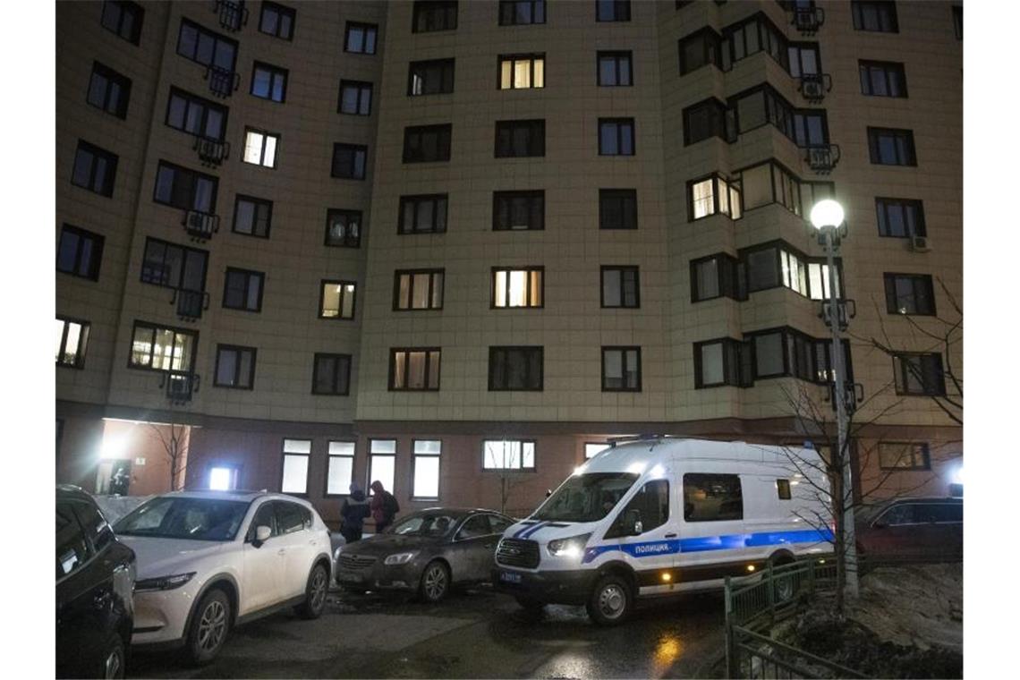 Ein russischer Polizeiwagen parkt vor dem Wohnhaus des inhaftierten Kremlkritikers Alexej Nawalny. Foto: Pavel Golovkin/AP/dpa