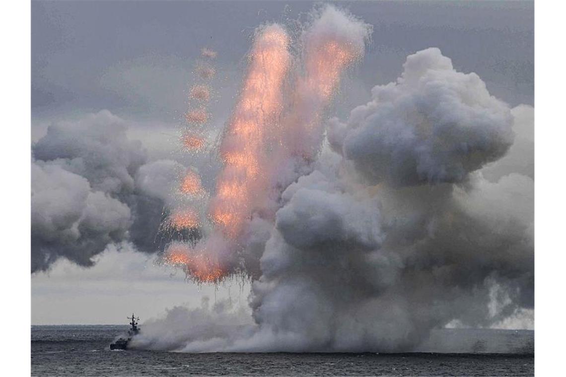 Ein russisches Kriegsschiff nimmt an einer Marineübung mit Teststarts von nuklearfähigen Kinzhal- und Kalibr-Raketen teil. Foto: Alexei Druzhinin/Kremlin/dpa