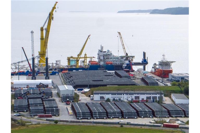 Ein russisches Verlegeschiff im Hafen Mukran auf der Insel Rügen. Die ostdeutschen Regierungschefs haben sich einstimmig für eine Fertigstellung von Nord Stream 2 ausgesprochen. Foto: Jens Büttner/dpa-Zentralbild/dpa