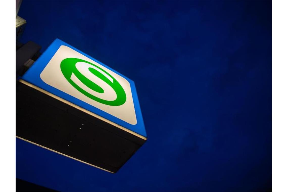 Nur noch wenige Sperrungen im Bahnverkehr im Südwesten Ein S-Bahn-Schild hängt vor einem dunklen Morgenhimmel. Foto: Lino Mirgeler/dpa/Archivbild