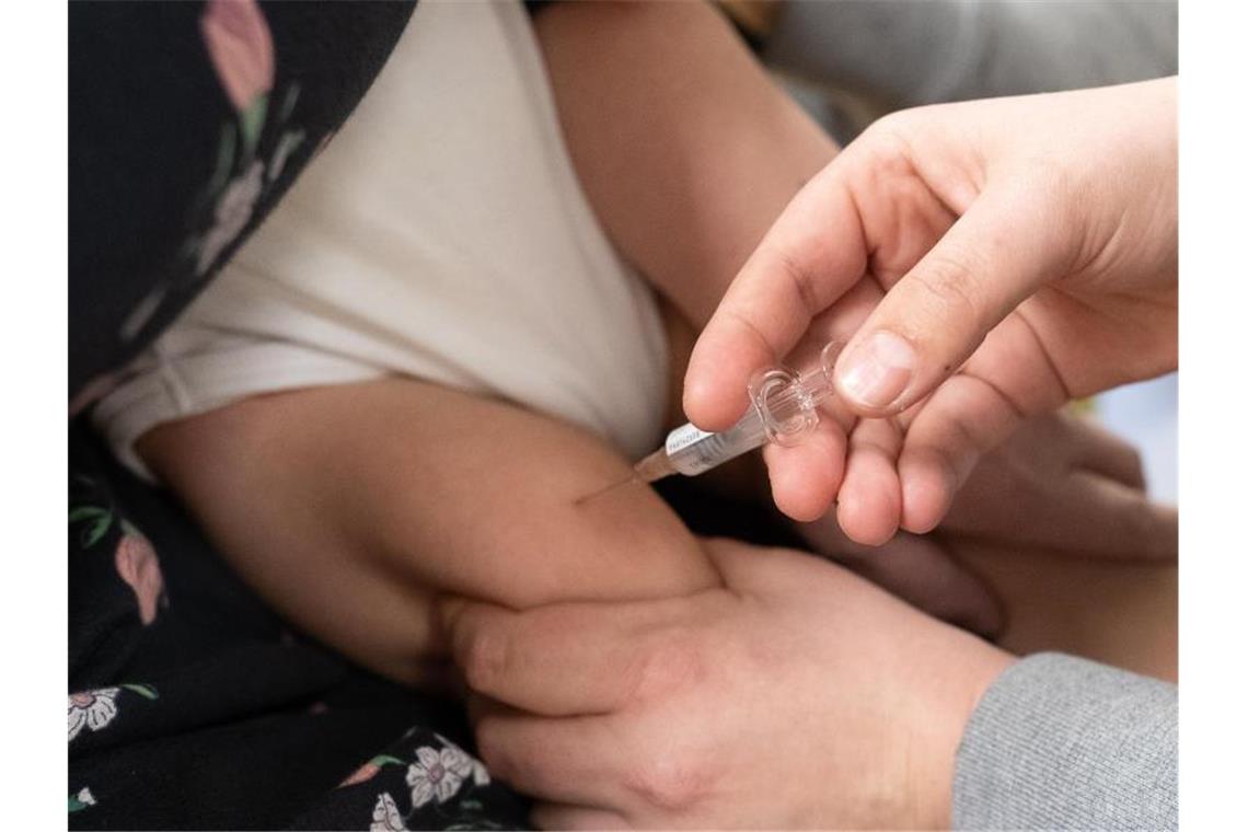 Stiko: Impfempfehlung für Kinder ab fünf im Dezember Ein Säugling wird in einer Praxis geimpft. Foto: Swen Pförtner/dpa